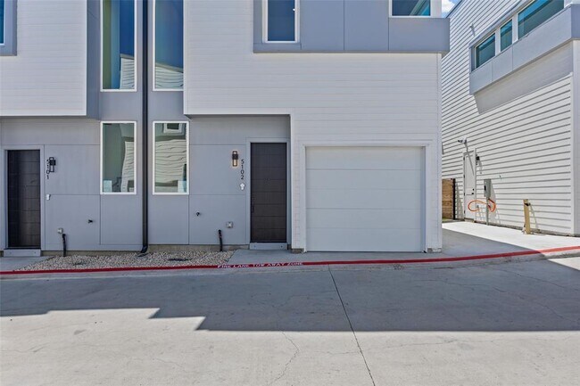 Building Photo - 2000 Riverside Farms Rd