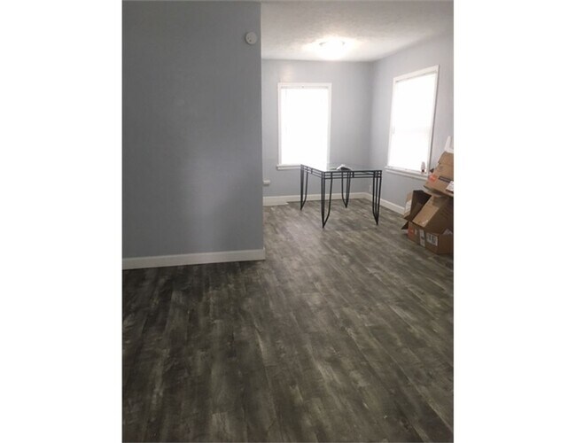 Building Photo - Renovated 2 bdr/1 bath duplex across from ...