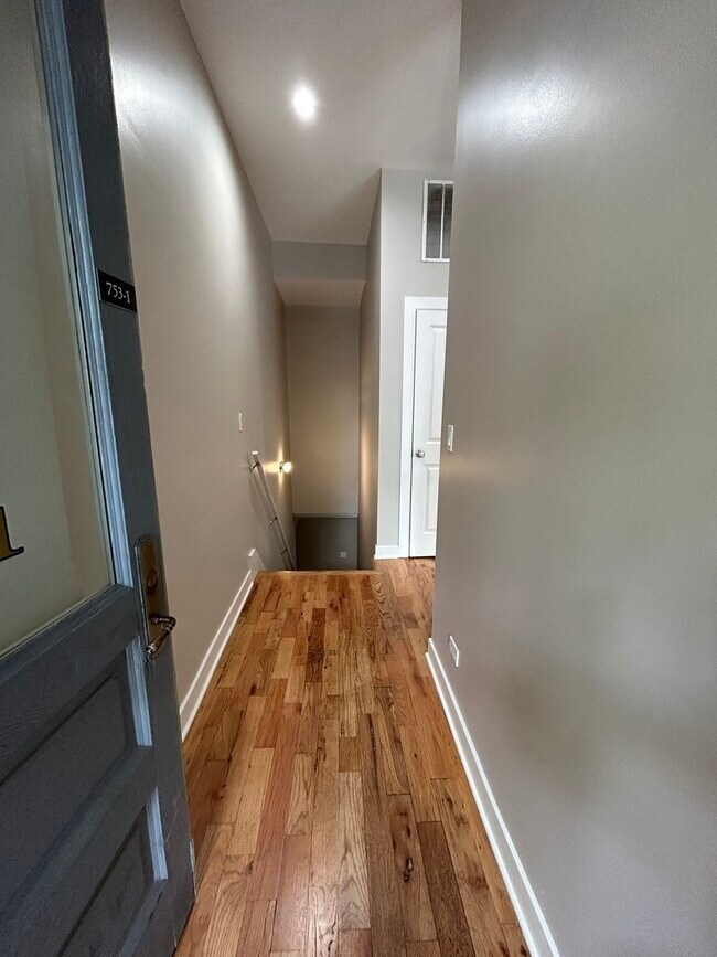 Foto del edificio - 753 W Buckingham Pl