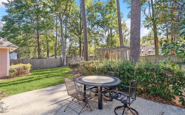 Building Photo - 350 Greenleaves Blvd