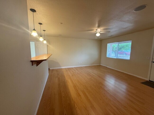 Foto del edificio - 2 Bedroom Home Contact Property Pros