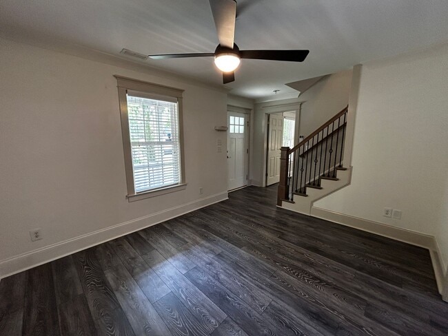 Foto del edificio - Gorgeous 4 Bedroom Home in Belmont Neighbo...