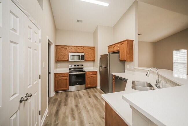 Building Photo - 8202 Martin Dr