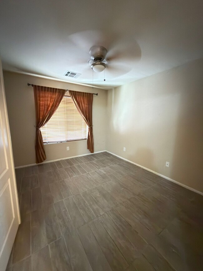 Foto del edificio - 10228 W Gross Ave