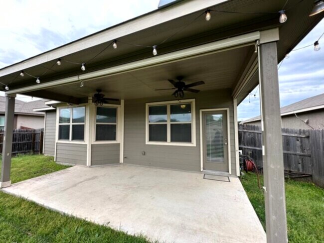 Building Photo - 3BR 2Bath