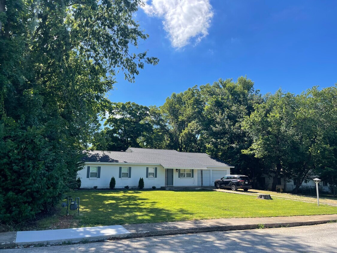 Primary Photo - 1445 N Giles Rd