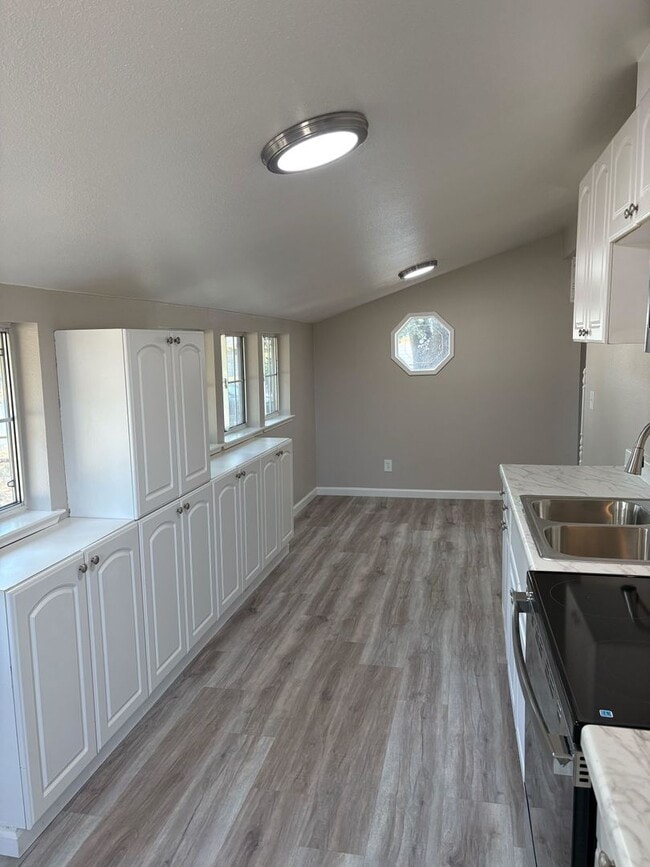 Building Photo - 10036 Van Ruiten Ln