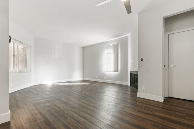 Foto del edificio - 9211 Harlow Ave