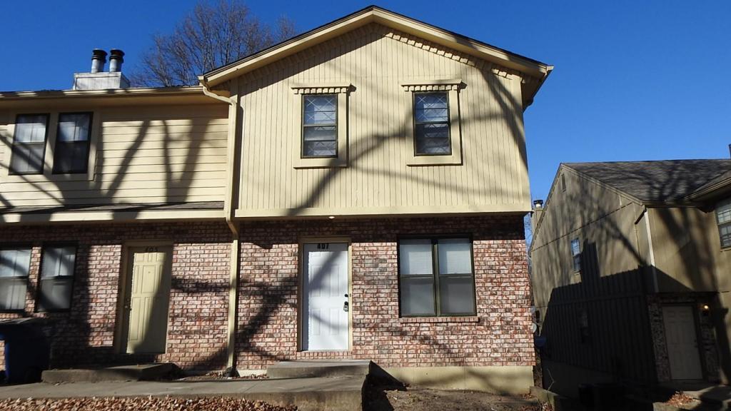 407 NE Highland Lane House Rental in Blue Springs, MO