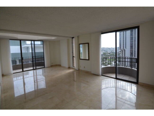 Building Photo - Large Immaculate 3/2.5/2 Ohua Ave. Penthouse