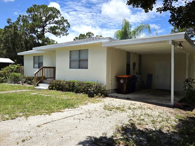 Foto del edificio - Cute Single Family Home~Carport~Fenced Yard