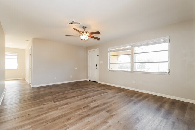 Foto del edificio - 2319 Surrey Ln