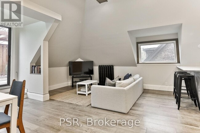 Building Photo - 264 Dovercourt Rd