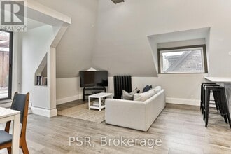 Building Photo - 264 Dovercourt Rd