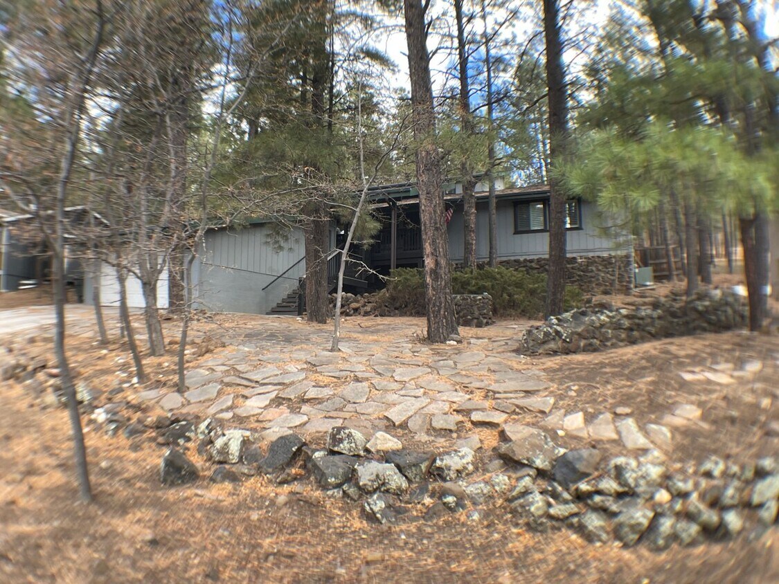Primary Photo - Sweet 4 bedroom home just east of the hosp...