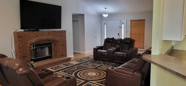 Foto del edificio - 1656 Ivy Chase Ln