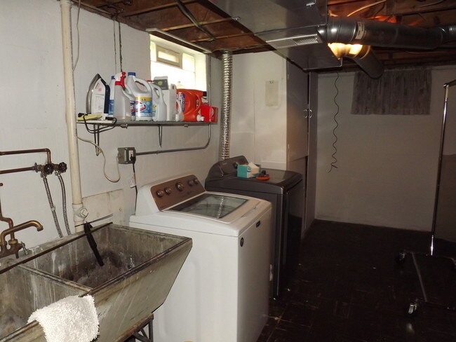 Building Photo - Cape Cod Move In Ready!