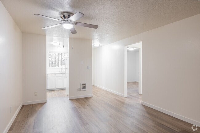 2 habitaciones, 1 baño - 753 pies cuadrados - Sala de estar - Colonial Villa Apartments