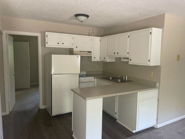 Foto del edificio - Check out this great unit in a great building!! Many to chose from!!