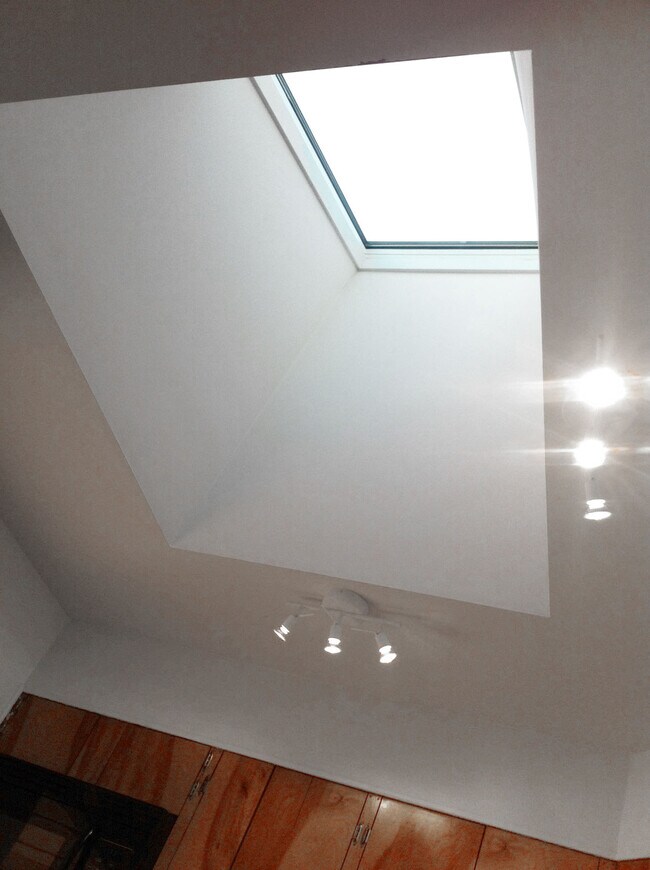 ¡Dile adiós a tu ambientación estacional! ¡Enormes tragaluces inundan el espacio con luz natural! - 5124 NE 35th Pl