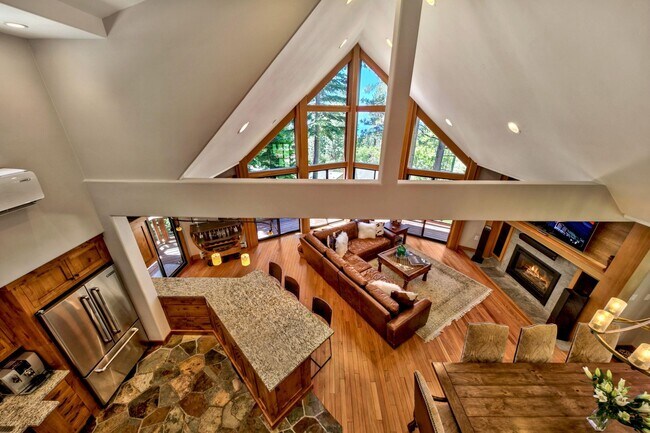 Foto del edificio - Gorgeous Lakeview! Pet Friendly w a Garage & AC!