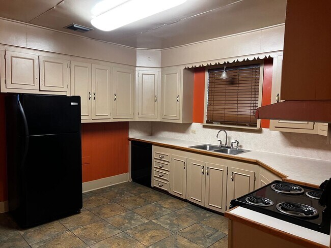 Foto del edificio - Four Bedroom, Two Bathroom , House Near UL...