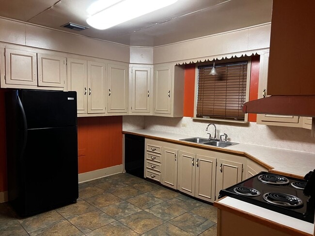 Building Photo - Four Bedroom, Two Bathroom , House Near UL , with Lawncare MOVE IN SPECIAL!!!!