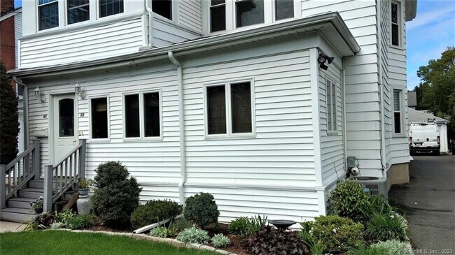 Foto del edificio - 60 Woodmere Rd