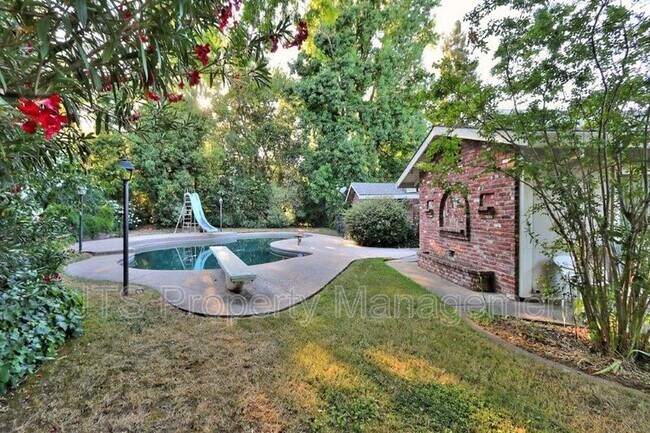 Building Photo - 1060 Sand Bar Cir