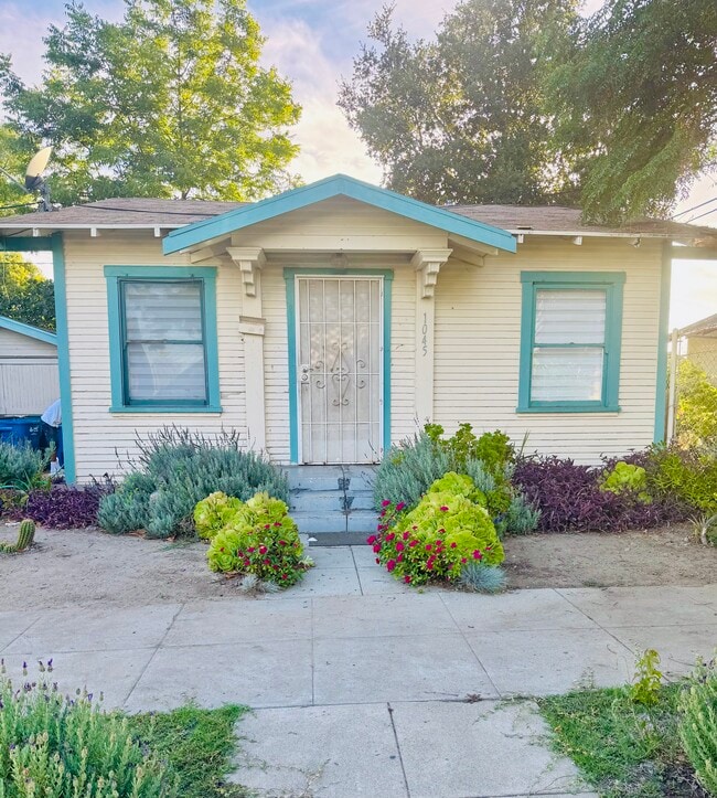Front - 1045 Bradford St