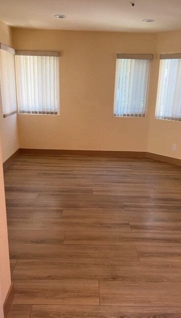 Foto del edificio - 1050 Thompson Ave