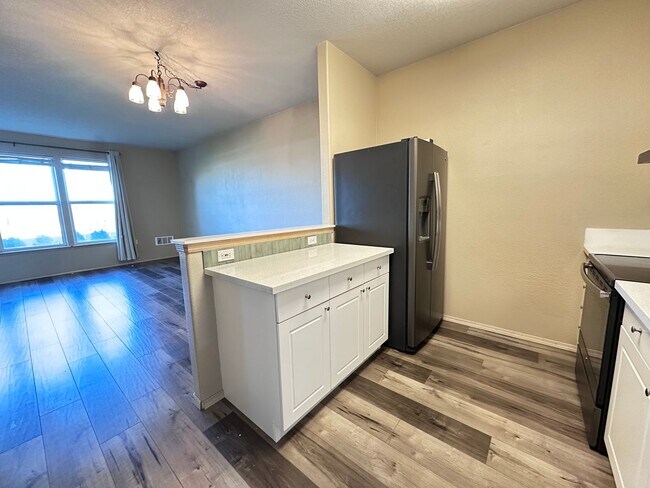 Building Photo - Newly Updated 2 Bedroom Condo w/ Garbage I...