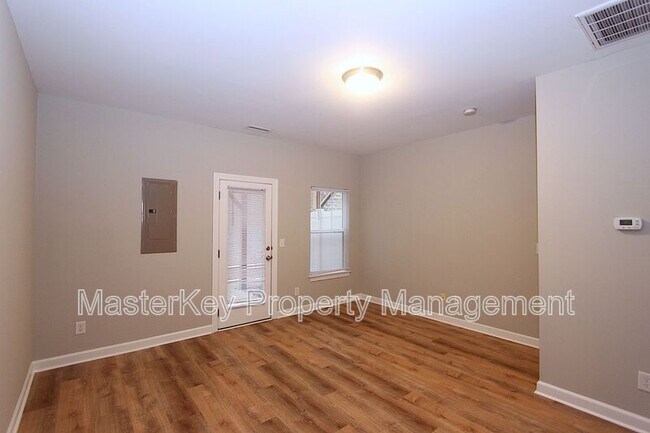 Foto del edificio - 8022 Goldenrain Way