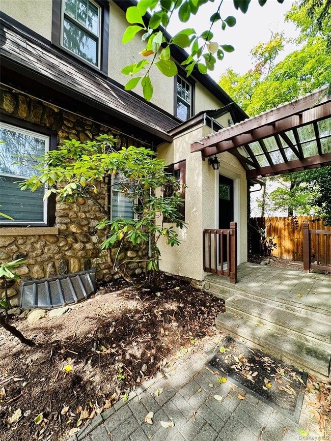 Building Photo - 283 N Middletown Rd