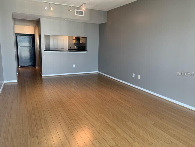 Foto del edificio - 322 E Central Blvd