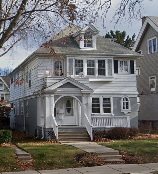 Building Photo - 2858-2858 N Maryland Ave