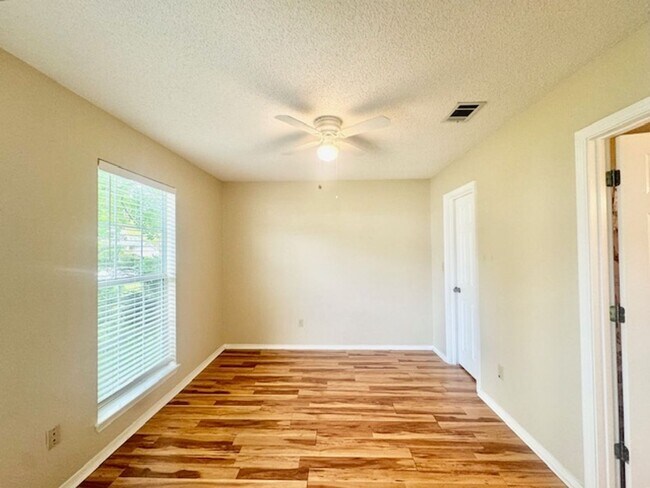 Building Photo - 4466 Parkwood Square