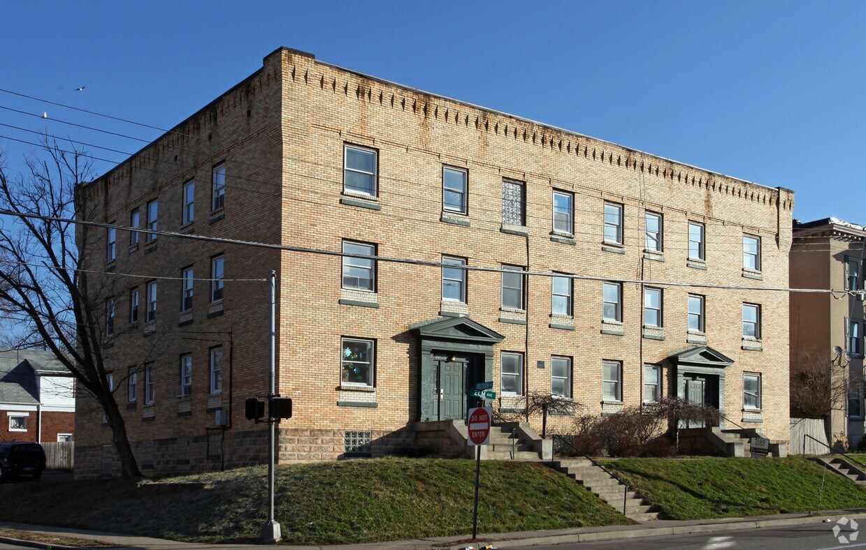 Primary Photo - 2000 Elm Ave