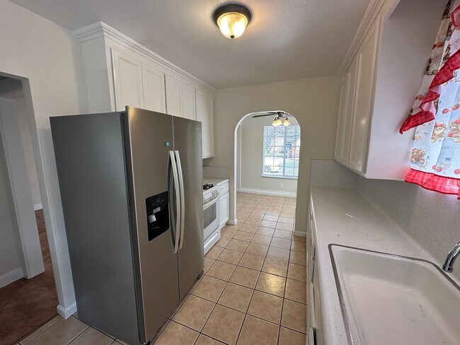 Building Photo - Downtown Bungalow, Pet Friendly, Large Yard