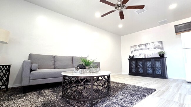 Building Photo - Nevarez Palms