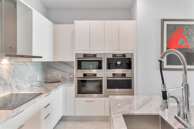 Building Photo - 900 Brickell Key Blvd