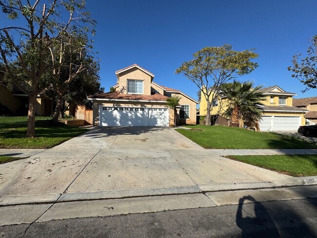 Foto del edificio - 4 bed 3 full bath house with 3 car garage in Corona for lease
