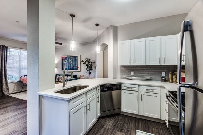 Building Photo - Enjoy 1 Month Free Rent – Apply Today!
