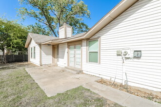 Building Photo - 2006 Twisted Oak Cir