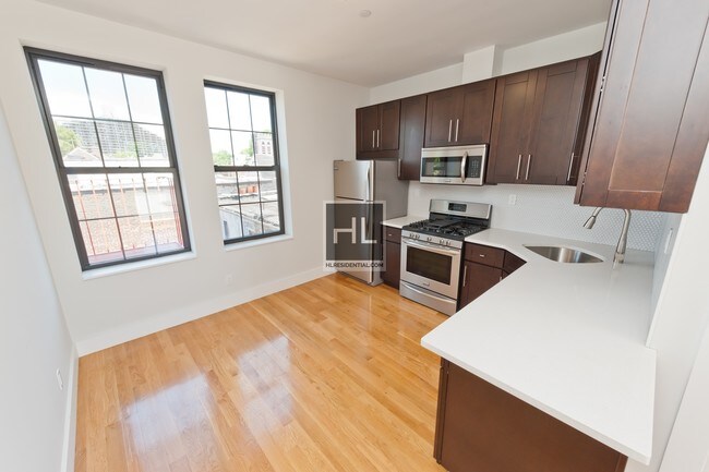 Foto del edificio - 1221 Astoria Blvd