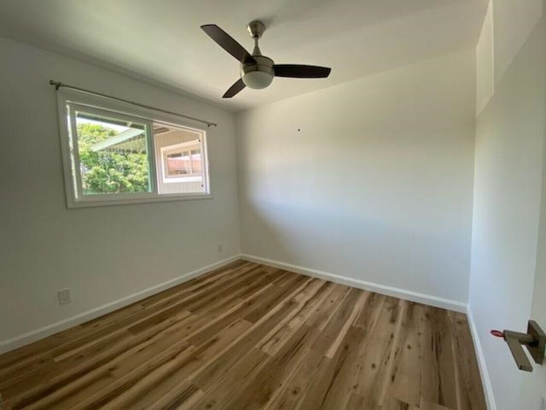 Building Photo - ROOM FOR RENT