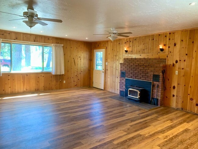 Building Photo - House for rent in Clear Creek