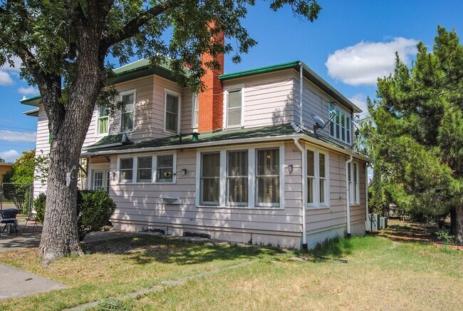 Building Photo - PAY NO SECURITY DEPOSIT! Stately 4 Bedroom...