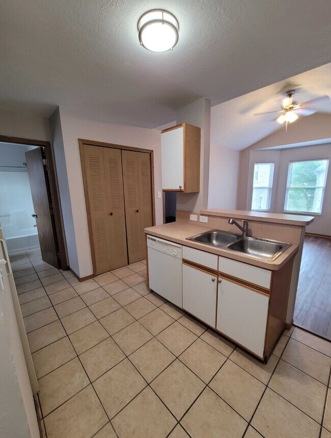 Kitchen and living room - 459 Spicer St