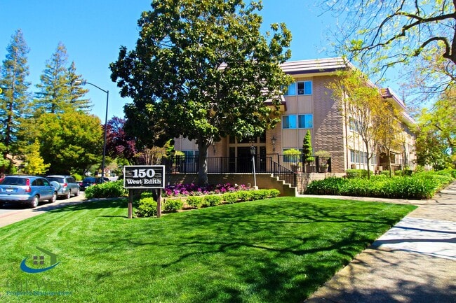 Building Photo - $3095 - 2 Bedroom/2 Bath Condo within walk...